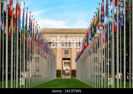 Il vicolo delle nazioni con le bandiere dei paesi membri dell'Ufficio delle Nazioni Unite a Ginevra, Svizzera Foto Stock