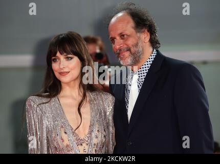 Dakota Johnson e Luca Guadagnino sono presenti al tappeto rosso del film "la figlia perduta" durante il 78th° Festival Internazionale del Cinema di Venezia, il 03 settembre 2021 a Venezia. (Foto di Matteo Chinellato/NurPhoto) Foto Stock