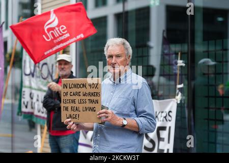 LONDRA, REGNO UNITO - 04 SETTEMBRE 2021: Gli attivisti e gli operatori sociali hanno dimostrato al di fuori del Dipartimento della Salute e dell'assistenza sociale chiedendo un aumento della retribuzione a £15 dollari l'ora, una retribuzione piena per i malati professionali e il riconoscimento sindacale nei luoghi di lavoro di assistenza sociale il 04 settembre 2021 a Londra, Inghilterra. (Foto di Wiktor Szymanowicz/NurPhoto) Foto Stock