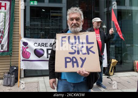 LONDRA, REGNO UNITO - 04 SETTEMBRE 2021: Gli attivisti e gli operatori sociali hanno dimostrato al di fuori del Dipartimento della Salute e dell'assistenza sociale chiedendo un aumento della retribuzione a £15 dollari l'ora, una retribuzione piena per i malati professionali e il riconoscimento sindacale nei luoghi di lavoro di assistenza sociale il 04 settembre 2021 a Londra, Inghilterra. (Foto di Wiktor Szymanowicz/NurPhoto) Foto Stock