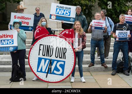 LONDRA, REGNO UNITO - 20 LUGLIO 2021: I sostenitori dell'NHS lanciano una campagna al di fuori delle Camere del Parlamento chiedendo che il governo fornisca finanziamenti adeguati per l'NHS per affrontare il ritardo delle liste d'attesa pari a 5,4 milioni di pazienti in attesa di trattamento a causa della pandemia di Covid-19 il 04 settembre 2021 a Londra, Inghilterra. (Foto di Wiktor Szymanowicz/NurPhoto) Foto Stock