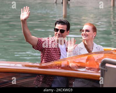 Oscar Isaac e Jessica Chastain il 4 settembre 2021 a Venezia, Italia, nell'ambito del Festival Internazionale del Cinema di Venezia del 78th. (Foto di Matteo Chinellato/NurPhoto) Foto Stock