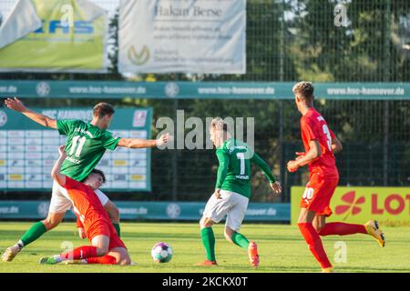 Christopher Schultz (a sinistra) di HSC Hannover, Lars TycA (secondo da sinistra) di FC Oberneuland e Jovan Hoffert (a destra) di HSC Hannover combattono per la palla durante la regionalliga partita nord tra HSC Hannover e FC Oberneuland a VW-Podbi-Sportpark il 04 settembre 2021 ad Hannover, Germania. (Foto di Peter Niedung/NurPhoto) Foto Stock