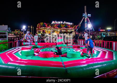 I ragazzi si divertono a saltare sopra l'ostacolo rotante il primo giorno dell'apertura del Luna Park a Molfetta il 4 settembre 2021. In occasione della Festa Patronale di Molfetta e in onore della Madonna dei Martiri, alla secca dei Pali è stato aperto il Luna Park, con cancelli di accesso e uscita, controllo della temperatura di accesso e controlli casuali del green pass secondo le istruzioni di legge. (Foto di Davide Pischettola/NurPhoto) Foto Stock