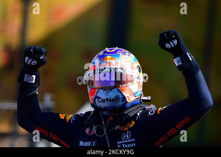 Max Verstappen della Red Bull Racing Honda sul podio dopo gara del Gran Premio d'Olanda, 13th° round del Campionato del mondo di Formula 1 sul circuito CM.com di Zandvoort, Olanda del Nord, Paesi Bassi, 5 settembre 2021 (Foto di Andrea Diodato/NurPhoto) Foto Stock