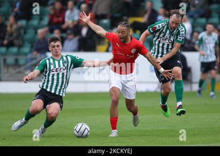 Corey McKeown di Blyth Spartans (l), tre Mitford di Brackley Town (c) e Sean Reid di Blyth Spartans in azione durante la Vanarama National League North Match tra Blyth Spartans AFC e Brackley Town a Croft Park, Blyth sabato 4th settembre 2021. (Foto di will Matthews/MI News/NurPhoto) Foto Stock