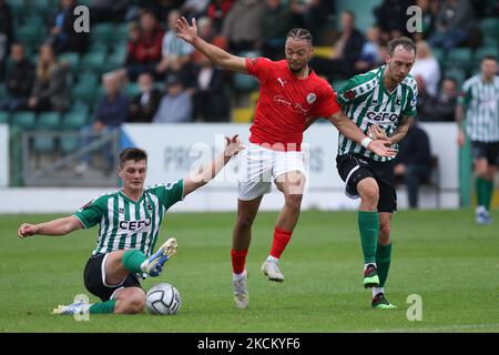 Corey McKeown di Blyth Spartans (l), tre Mitford di Brackley Town (c) e Sean Reid di Blyth Spartans in azione durante la Vanarama National League North Match tra Blyth Spartans AFC e Brackley Town a Croft Park, Blyth sabato 4th settembre 2021. (Foto di will Matthews/MI News/NurPhoto) Foto Stock