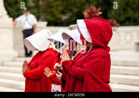 I manifestanti vestiti come le ammadie dalla storia della serva si levano in piedi davanti alla Corte Suprema degli Stati Uniti durante una dimostrazione contro la legge del Texas che vieta gli aborti dopo 6 settimane, un punto in cui molte donne non sanno che sono incinte. I manifestanti sollecitano inoltre l'approvazione della Legge sulla protezione della salute delle donne, che codificherebbe Roe contro Wade e garantirebbe l'accesso all'aborto a livello nazionale. (Foto di Allison Bailey/NurPhoto) Foto Stock