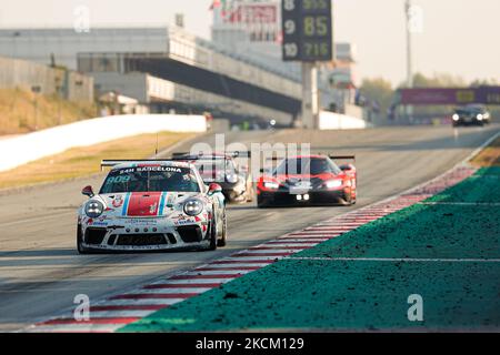 Piloti: Andrey Mukovoz, Stanislav Sidoruk e Sergey Peregudov del team DUWO Racing con Porsche 911 GT3 Cup (991 Gen II) durante la HANKOOK 24H BARCELLONA 2021 Race sul circuito di Catalunya. (Foto di DAX Images/NurPhoto) Foto Stock