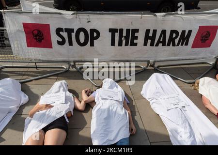 LONDRA, REGNO UNITO - 06 SETTEMBRE 2021: Gli attivisti della fase di ribellione di estinzione sono morti in Parliament Square mentre i parlamentari tornano ai Comuni dopo una pausa estiva il 06 settembre 2021 a Londra, Inghilterra. I dimostranti richiamano l'attenzione sull'emergenza climatica ed ecologica in vista del vertice del COP26 che si terrà a Glasgow nel mese di novembre. (Foto di Wiktor Szymanowicz/NurPhoto) Foto Stock