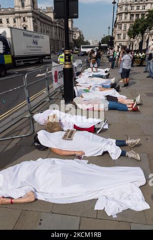 LONDRA, REGNO UNITO - 06 SETTEMBRE 2021: Gli attivisti della fase di ribellione di estinzione sono morti in Parliament Square mentre i parlamentari tornano ai Comuni dopo una pausa estiva il 06 settembre 2021 a Londra, Inghilterra. I dimostranti richiamano l'attenzione sull'emergenza climatica ed ecologica in vista del vertice del COP26 che si terrà a Glasgow nel mese di novembre. (Foto di Wiktor Szymanowicz/NurPhoto) Foto Stock