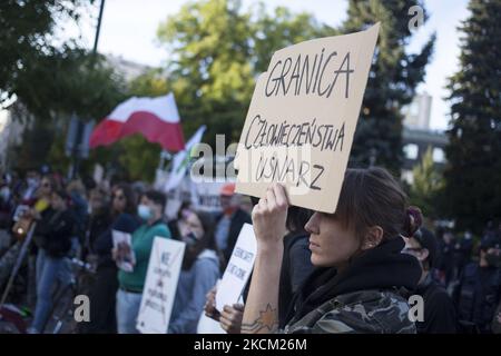 Una protesta contro lo stato di emergenza al confine polacco bielorusso a Varsavia il 6 settembre 2021. (Foto di Maciej Luczniewski/NurPhoto) Foto Stock