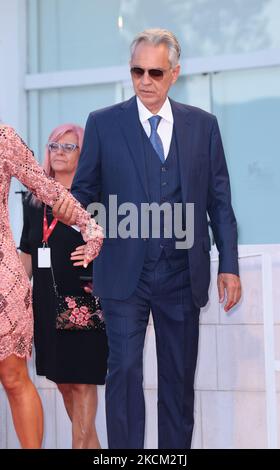 Andrea Bocelli partecipa al tappeto rosso del film 'la Cajaa' in occasione del 78th° Festival Internazionale del Cinema di Venezia, il 06 settembre 2021 a Venezia. (Foto di Matteo Chinellato/NurPhoto) Foto Stock