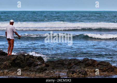 Uomo che pesca nell'Oceano Atlantico a Puerto Plata, Repubblica Dominicana, il 23 dicembre 2010. (Foto di Creative Touch Imaging Ltd./NurPhoto) Foto Stock