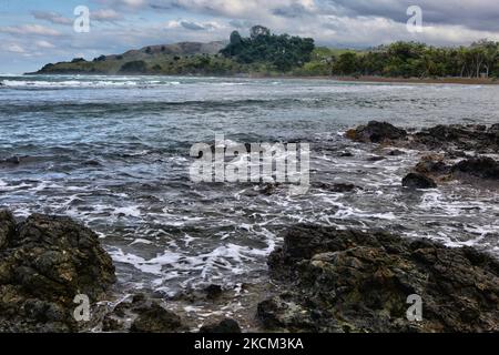 Onde ruvide nell'Oceano Atlantico a Puerto Plata, Repubblica Dominicana, il 23 dicembre 2010. (Foto di Creative Touch Imaging Ltd./NurPhoto) Foto Stock