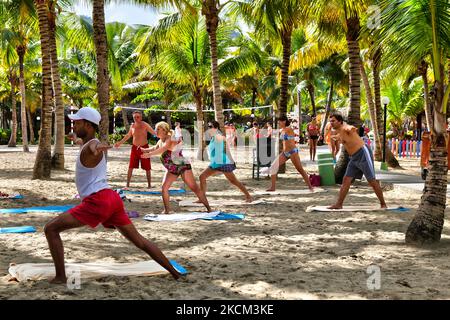 Turisti che eseguono esercizi aerobici sulla spiaggia di Puerto Plata, Repubblica Dominicana, il 12 dicembre 2010. (Foto di Creative Touch Imaging Ltd./NurPhoto) Foto Stock