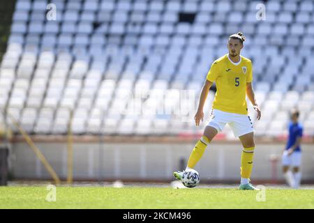 Radu Dragusin durante il test match tra Romania U21 e FC Buzau, giocato a Bucarest, Romania, sabato 04 settembre 2021. (Foto di Alex Nicodim/NurPhoto) Foto Stock