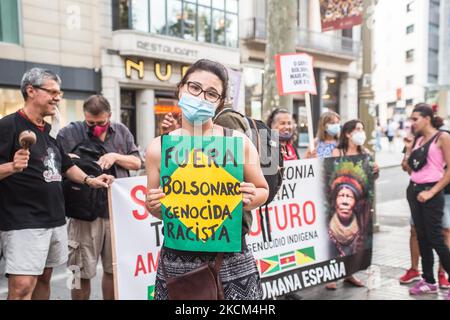 Il protester è visto con un banner che legge, Bolsonaro era genocida razzista. Il giorno dell'indipendenza del Brasile, il 7 settembre, il presidente del Brasile, Jair Bolsonaro, ha convocato i suoi sostenitori in manifestazioni in tutto il paese e incita minacce alla democrazia e un possibile colpo di Stato. Vari gruppi e partiti politici del paese hanno reagito e convocato manifestazioni contro il presidente, a Barcellona un gruppo di brasiliani ha compiuto un atto contro il presidente nelle Ramblas (Foto di DAX Images/NurPhoto) Foto Stock