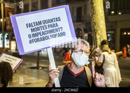 Il manifestante è visto con una bandiera che legge, quante morti per impeachment? Uscire a Bolsonaro. Il giorno dell'indipendenza del Brasile, il 7 settembre, il presidente del Brasile, Jair Bolsonaro, ha convocato i suoi sostenitori in manifestazioni in tutto il paese e incita minacce alla democrazia e un possibile colpo di Stato. Vari gruppi e partiti politici del paese hanno reagito e convocato manifestazioni contro il presidente, a Barcellona un gruppo di brasiliani ha compiuto un atto contro il presidente nelle Ramblas (Foto di DAX Images/NurPhoto) Foto Stock