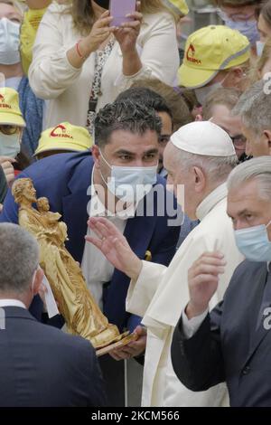 Papa Francesco guarda ai partecipanti durante la sua udienza generale settimanale nella sala Paolo VI, in Vaticano, mercoledì 8 settembre 2021. (Foto di massimo Valicchia/NurPhoto) Foto Stock