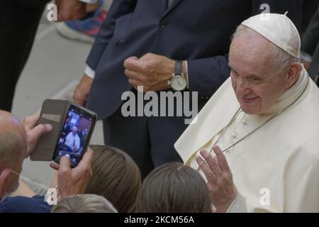 Papa Francesco guarda ai partecipanti durante la sua udienza generale settimanale nella sala Paolo VI, in Vaticano, mercoledì 8 settembre 2021. (Foto di massimo Valicchia/NurPhoto) Foto Stock