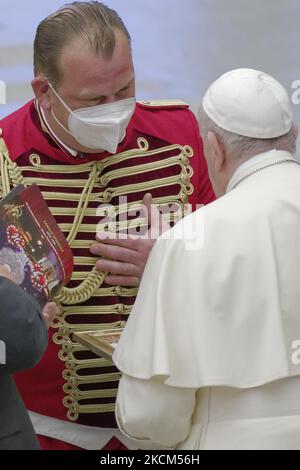 Papa Francesco guarda ai partecipanti durante la sua udienza generale settimanale nella sala Paolo VI, in Vaticano, mercoledì 8 settembre 2021. (Foto di massimo Valicchia/NurPhoto) Foto Stock