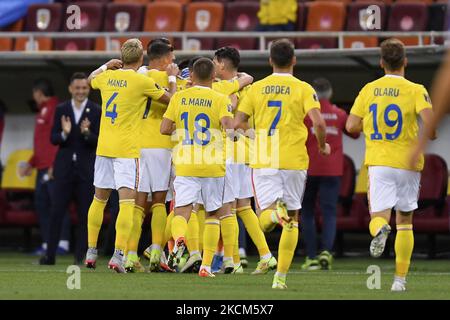 Alin Tosca e Ianis Hagi festeggiano in azione durante la partita di qualificazione della Coppa del mondo FIFA tra Romania e Liechtenstein, disputata a Bucarest il 05 settembre 2021. (Foto di Alex Nicodim/NurPhoto) Foto Stock