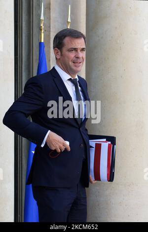 Il Ministro della Sanità francese Olivier Veran lascia il palazzo presidenziale dell'Elysee dopo il Consiglio dei Ministri - 8 settembre 2021, Parigi (Foto di Daniel Pier/NurPhoto) Foto Stock