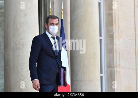 Il Ministro della Sanità francese Olivier Veran lascia il palazzo presidenziale dell'Elysee dopo il Consiglio dei Ministri - 8 settembre 2021, Parigi (Foto di Daniel Pier/NurPhoto) Foto Stock