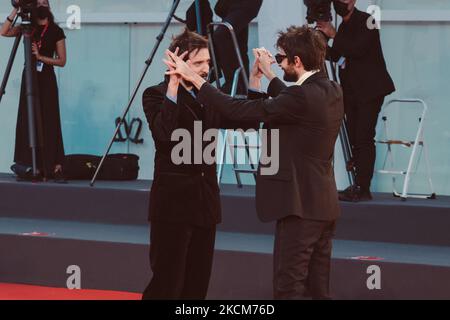 I direttori Fabio D’Innocenzo e Damiano D’Innocenzo partecipano al tappeto rosso del film “America Latina” durante il 78th° Festival Internazionale del Cinema di Venezia, il 09 settembre 2021 a Venezia. (Foto di Luca Carlino/NurPhoto) Foto Stock