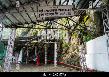 5th 2022 luglio Katra, Jammu e Kashmir, India. Una bacheca di comunicazione scritta in lingua Hindi che affronta 'i pericoli della caduta di pietre dal Monte Foto Stock