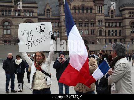 14 novembre 2015, Toronto, Ontario, Canada -- centinaia assistono ad una veglia a Nathan Phillips Square a Toronto, Canada per mostrare solidarietà ai cittadini della Francia un giorno dopo gli attacchi terroristici di Parigi. I jihadisti dello Stato islamico hanno rivendicato una serie di attacchi coordinati da parte di pistoleri e attentatori suicidi a Parigi il 13 novembre, che hanno ucciso almeno 129 persone e ferito più di 350 persone in scene di carneficina in una sala concerti, ristoranti e lo stadio nazionale. Questo attacco è l'attacco più letale di Parigi dopo la seconda guerra mondiale. --- (Foto di Creative Touch Imaging Ltd./NurPhoto) Foto Stock