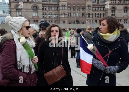 14 novembre 2015, Toronto, Ontario, Canada -- centinaia assistono ad una veglia a Nathan Phillips Square a Toronto, Canada per mostrare solidarietà ai cittadini della Francia un giorno dopo gli attacchi terroristici di Parigi. I jihadisti dello Stato islamico hanno rivendicato una serie di attacchi coordinati da parte di pistoleri e attentatori suicidi a Parigi il 13 novembre, che hanno ucciso almeno 129 persone e ferito più di 350 persone in scene di carneficina in una sala concerti, ristoranti e lo stadio nazionale. Questo attacco è l'attacco più letale di Parigi dopo la seconda guerra mondiale. --- (Foto di Creative Touch Imaging Ltd./NurPhoto) Foto Stock