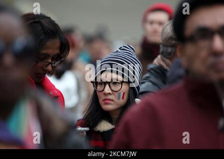 14 novembre 2015, Toronto, Ontario, Canada -- centinaia assistono ad una veglia a Nathan Phillips Square a Toronto, Canada per mostrare solidarietà ai cittadini della Francia un giorno dopo gli attacchi terroristici di Parigi. I jihadisti dello Stato islamico hanno rivendicato una serie di attacchi coordinati da parte di pistoleri e attentatori suicidi a Parigi il 13 novembre, che hanno ucciso almeno 129 persone e ferito più di 350 persone in scene di carneficina in una sala concerti, ristoranti e lo stadio nazionale. Questo attacco è l'attacco più letale di Parigi dopo la seconda guerra mondiale. --- (Foto di Creative Touch Imaging Ltd./NurPhoto) Foto Stock