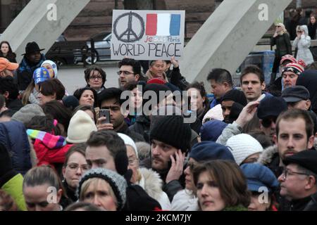 14 novembre 2015, Toronto, Ontario, Canada -- centinaia assistono ad una veglia a Nathan Phillips Square a Toronto, Canada per mostrare solidarietà ai cittadini della Francia un giorno dopo gli attacchi terroristici di Parigi. I jihadisti dello Stato islamico hanno rivendicato una serie di attacchi coordinati da parte di pistoleri e attentatori suicidi a Parigi il 13 novembre, che hanno ucciso almeno 129 persone e ferito più di 350 persone in scene di carneficina in una sala concerti, ristoranti e lo stadio nazionale. Questo attacco è l'attacco più letale di Parigi dopo la seconda guerra mondiale. --- (Foto di Creative Touch Imaging Ltd./NurPhoto) Foto Stock