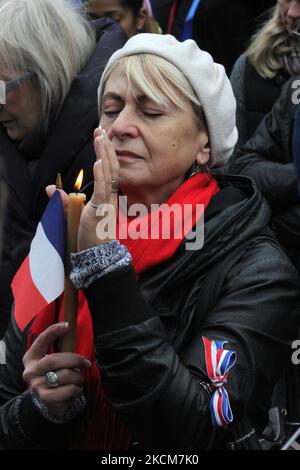 14 novembre 2015, Toronto, Ontario, Canada -- centinaia assistono ad una veglia a Nathan Phillips Square a Toronto, Canada per mostrare solidarietà ai cittadini della Francia un giorno dopo gli attacchi terroristici di Parigi. I jihadisti dello Stato islamico hanno rivendicato una serie di attacchi coordinati da parte di pistoleri e attentatori suicidi a Parigi il 13 novembre, che hanno ucciso almeno 129 persone e ferito più di 350 persone in scene di carneficina in una sala concerti, ristoranti e lo stadio nazionale. Questo attacco è l'attacco più letale di Parigi dopo la seconda guerra mondiale. --- (Foto di Creative Touch Imaging Ltd./NurPhoto) Foto Stock