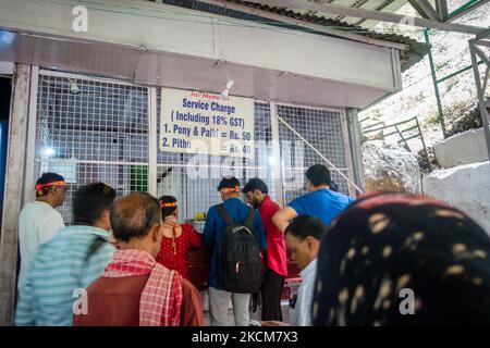 5th 2022 luglio Katra, Jammu e Kashmir, India. Contatore fisso di listino di ponies e servizio di portatore Palki a Shri Mata Vaishno Devi , una Pilgrima indù Foto Stock