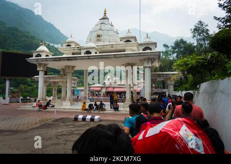 5th 2022 luglio Katra, Jammu e Kashmir, India. Persone in coda al check point all'ingresso. Shri Mata Vaishno Devi Santuario, un pellegrinaggio indù. Foto Stock