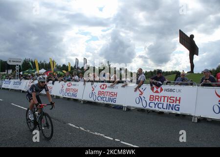 Un singolo pilota passa l'Angelo del Nord durante la fase 6 dell'AJ Bell Tour of Britain a Gateshead venerdì 10th settembre 2021. (Foto di will Matthews/MI News/NurPhoto) Foto Stock