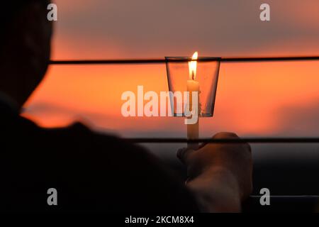 Il partecipante tiene una candela durante la sesta veglia annuale Bridge of Life Suicide Awareness/Prevention a lume di candela organizzata da YEG Mental Health, un gruppo dedicato alla sensibilizzazione sui problemi di salute mentale nell'area di Greater Edmonton. Venerdì 10 settembre 2021, a Edmonton, Alberta, Canada. (Foto di Artur Widak/NurPhoto) Foto Stock