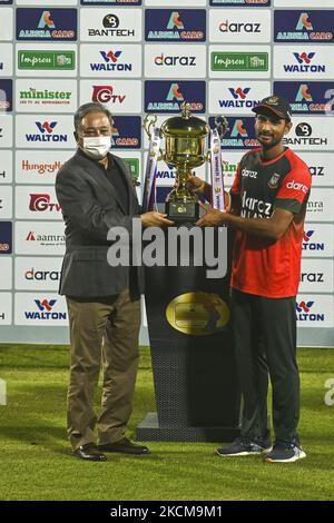 Il capitano del Bangladesh Mahmudullah riceve il trofeo della serie dal presidente del Bangladesh Cricket Board Nazmul Hasan Papon alla fine della quinta e ultima partita internazionale di cricket del Twenty20 tra Bangladesh e Nuova Zelanda presso lo Sher-e-Bangla National Cricket Stadium di Dhaka il 10 settembre 2021. (Foto di Ahmed Salahuddin/NurPhoto) Foto Stock