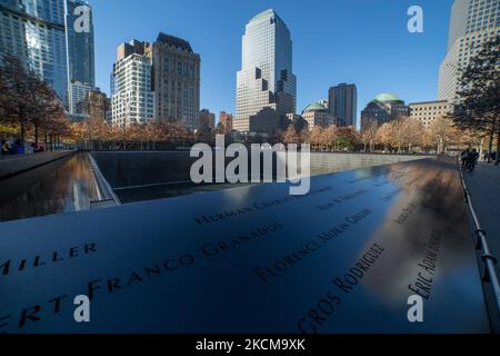 Iscrizione dei nomi delle vittime intorno alla piscina con la cascata. Il 20th° anniversario dell'attacco al World Trade Center avvenuto il 11 settembre 2001, noto come 9/11, è segnato dalla completa rimozione delle forze statunitensi dall'Afghanistan. Sito commemorativo del WTC conosciuto come Ground Zero o The pile dopo gli attacchi del 11 settembre a Lower Manhattan a New York City con due piscine, la piscina Nord e la piscina Sud accanto al parco commemorativo e al museo con i nomi che appaiono sui pannelli intorno alla piscina. New York City, NY, USA il 25 gennaio 2020 (Foto di Nicolas Economou/NurPho Foto Stock