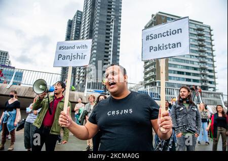 Un afghano grida slogan contro il regime talebano, durante una manifestazione di libertà per l'Afghanistan organizzata a Rotterdam il 11th settembre 2021. (Foto di Romy Arroyo Fernandez/NurPhoto) Foto Stock