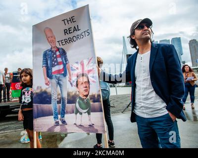 Massoud Hossaini, fotoreporter afghano per Agence France-Presse e vincitore del Premio Pulitzer 2012, terrà un cartello contro il governo degli Stati Uniti, durante una manifestazione di libertà per l'Afghanistan organizzata a Rotterdam il 11th settembre 2021. (Foto di Romy Arroyo Fernandez/NurPhoto) Foto Stock