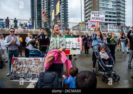 Il popolo afghano ha in mano cartelli contro il regime talebano e contro gli Stati Uniti e il regime pakistano, durante una manifestazione sulla libertà per l'Afghanistan organizzata a Rotterdam il 11th settembre 2021. (Foto di Romy Arroyo Fernandez/NurPhoto) Foto Stock