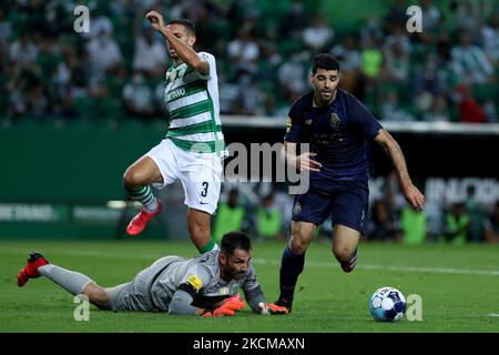 Mehdi Taremi del FC Porto (R ) vies con il portiere dello Sporting Antonio Adan durante la partita di calcio della Portuguese League tra Sporting CP e FC Porto allo stadio Jose Alvalade di Lisbona, Portogallo, il 11 settembre 2021. (Foto di Pedro FiÃºza/NurPhoto) Foto Stock