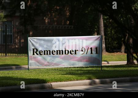 Il 11th settembre 2021, 20 anni dopo gli attacchi terroristici che hanno cambiato per sempre l'America, la gente del posto ha lasciato i fiori al Fallen Warriors Memorial di Houston, Texas. (Foto di Reginald Mathalone/NurPhoto) Foto Stock