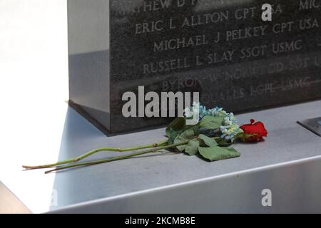 Il 11th settembre 2021, 20 anni dopo gli attacchi terroristici che hanno cambiato per sempre l'America, la gente del posto ha lasciato i fiori al Fallen Warriors Memorial di Houston, Texas. (Foto di Reginald Mathalone/NurPhoto) Foto Stock