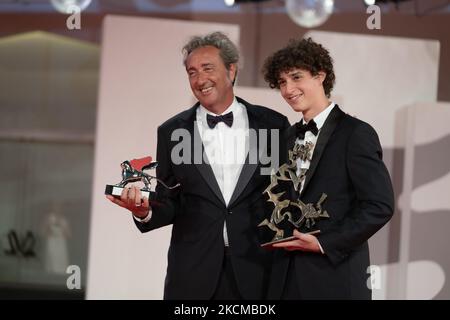 Il regista Paolo Sorrentino e Filippo Scotti posa con il Premio della Grande Giuria del Leone d'Argento e il Premio Marcello Mastroianni come miglior giovane attore per 'la mano di Dio' alla fotocall vincitrice del premio durante il 78th° Festival Internazionale del Cinema di Venezia, il 11 settembre 2021 a Venezia (Foto di Luca Carlino/NurPhoto) Foto Stock