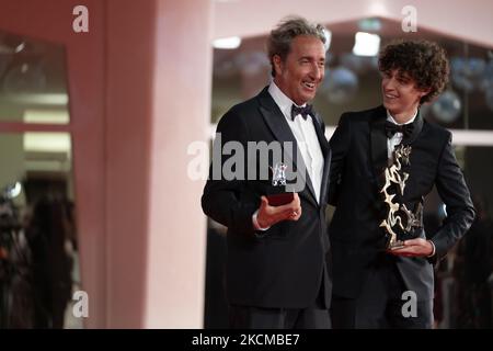 Il regista Paolo Sorrentino e Filippo Scotti posa con il Premio della Grande Giuria del Leone d'Argento e il Premio Marcello Mastroianni come miglior giovane attore per 'la mano di Dio' alla fotocall vincitrice del premio durante il 78th° Festival Internazionale del Cinema di Venezia, il 11 settembre 2021 a Venezia (Foto di Luca Carlino/NurPhoto) Foto Stock